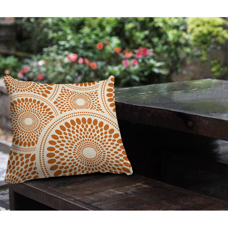 Coussin décoratif intérieur / extérieur Pierson Tribal Abstract, L 19 po x H 19 po, Orange brûlé