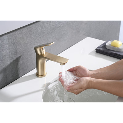 Robinet de lavabo de salle de bain mural en or brossé - style moderne, laiton, cartouche en céramique, poignée simple, finition chaude et froide disponible au mélangeur de lavabo, montage solide, option