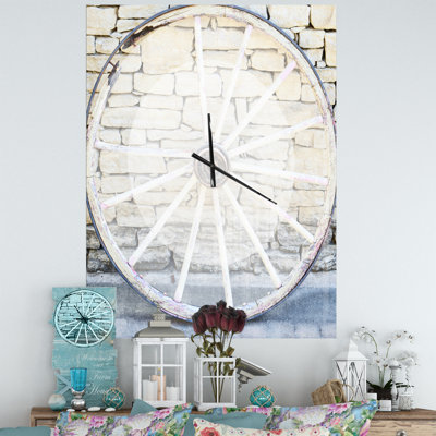 Vieille horloge murale en bois