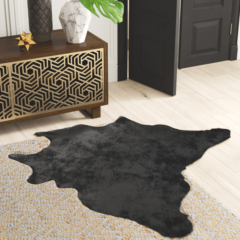 Tapis noir / brun en cuir de vache tissé à la main Ader, Rectangle 4 pi 7 po x 5 pi 8 po