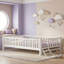Lit plateforme simple en bois avec garde-corps-186965329