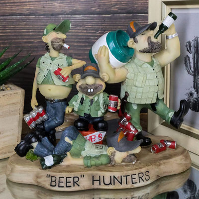 Millwood Pines, forêt de l'Ouest rustique, Redneck, amis, chasseurs de bière, amis gaspillés et ivres sur des canettes de bière et des fûts, Figurine décorative, chalet, chalet