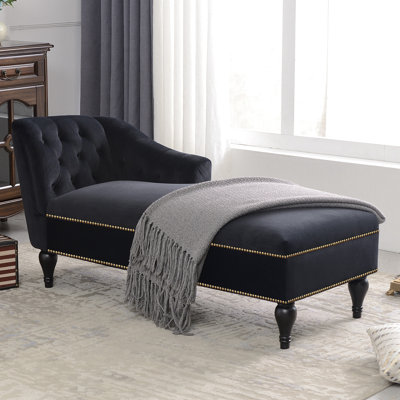 Chaise longue en velours avec dossier capitonné et garniture cloutée