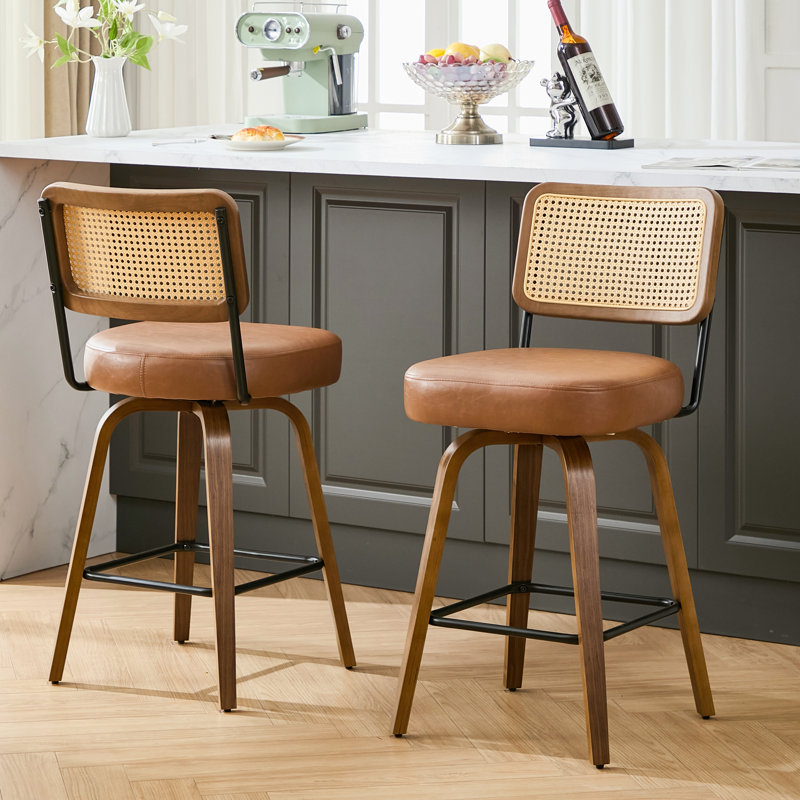 Tabouret de comptoir pivotant de 26 po avec dossier en rotin et pieds en bois courbé au fini noyer, Similicuir brun, 2