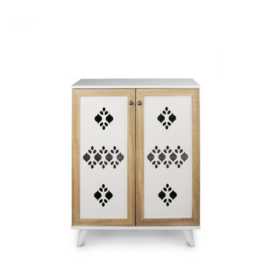 Armoire à chaussures en bois avec plusieurs tablettes et compartiments, parfaite pour le rangement organisé et l'esthétique