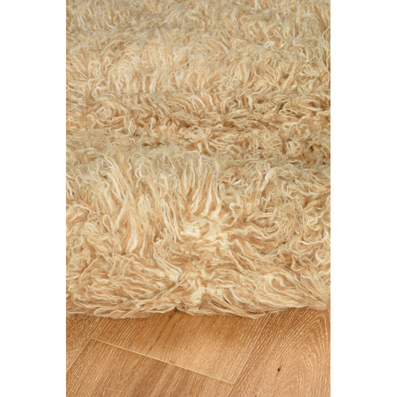 Tapis brun clair et crème à poil long tissé à la main Aalish Flokati, Rectangle de 5 pi x 8 pi