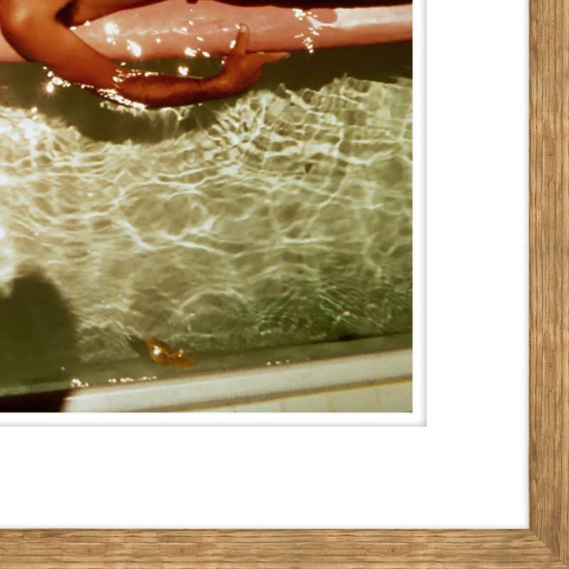 «Men on Surfboard in Pool Sipping Drinks» par Getty Images - Photographie encadrée sur papier