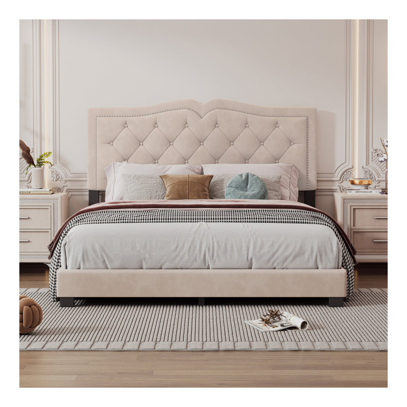 Lit plateforme tapissier grand avec motif de rivets, lit plateforme moderne en velours avec tête de lit capitonnée, beige