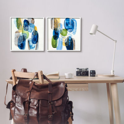 «Round Abstract Pebbled Shapes Layered Blue Tones» par Liz Jardine - ensemble de 2 peintures sur cadre flottant