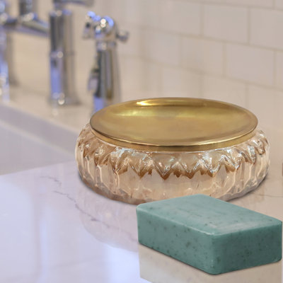 Porte-savon élégant en verre avec garniture en acier inoxydable, parfait pour les comptoirs de salle de bain, de douche et de cuisine