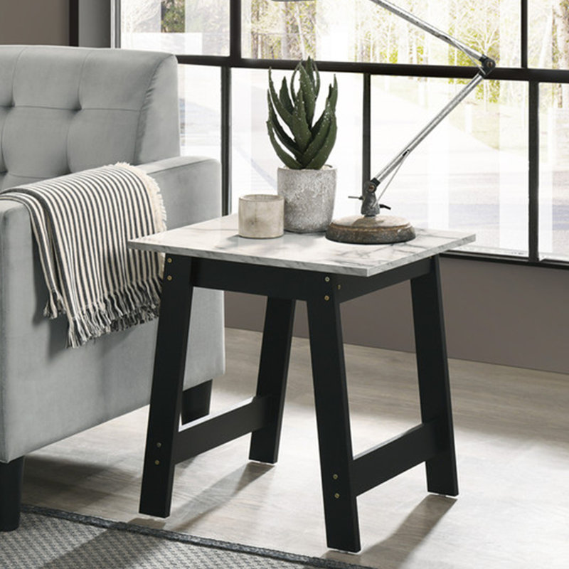 Table de bout noire avec finition en faux marbre