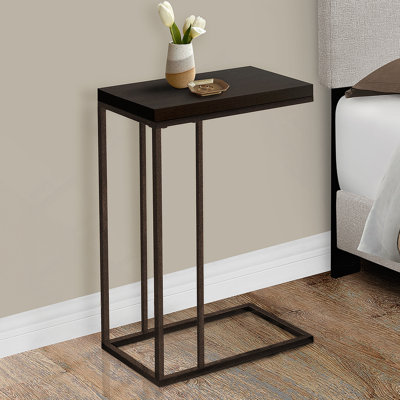 Table d'appoint contemporaine en forme de C, pour les collations et la décoration dans les salons ou les chambres, en stratifié brun et en métal.