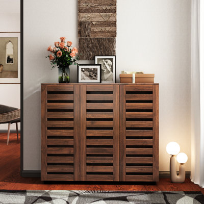 Rangement pour chaussures avec tablettes réglables et portes à persiennes élégantes
