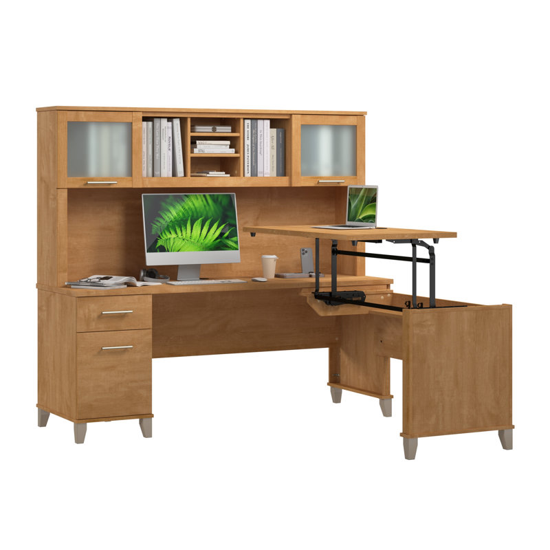 Bureau assis-debout en forme de L de 72 po Paelynn avec huche, hauteur réglable, rangement, bois moderne, croix érable