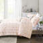 Édredon doux rosé avec coussins décoratifs dorés
