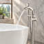Robinet de baignoire sur pied à effet cascade en nickel brossé avec douchette et robinet de douche à poignée unique