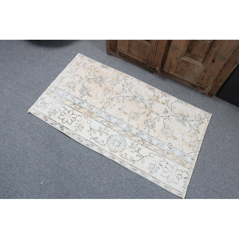 Tapis turc floral fabriqué à la main avec des teintes pastel douces pour une élégante décoration intérieure