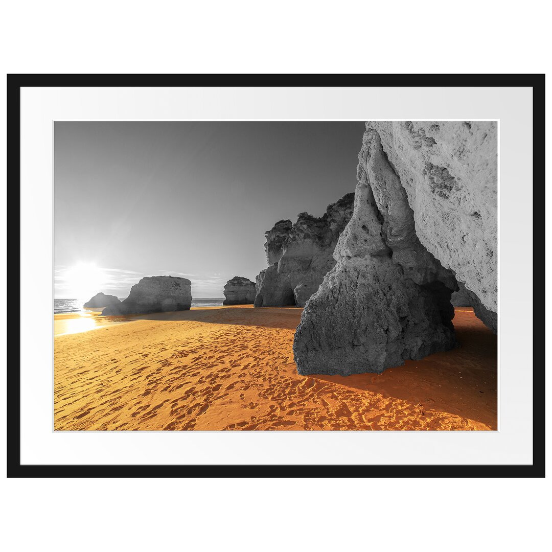 Gerahmtes Poster Riesige Felsen am Strand