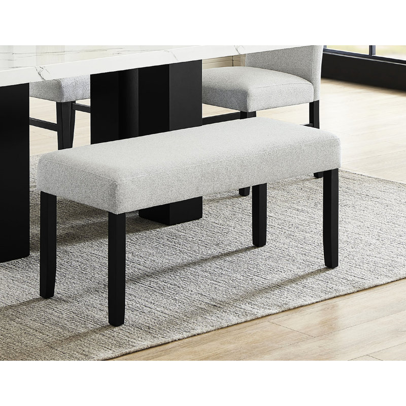 Banc de salle à manger gris avec des tons neutres doux, des pieds à finition foncée, un siège, un tissu contemporain, du style