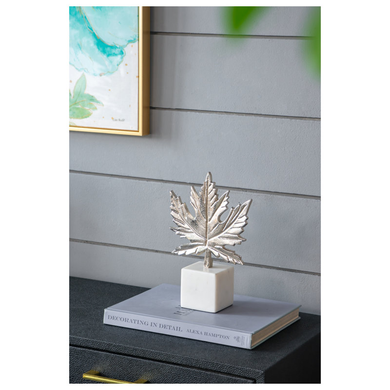 Sculpture feuille d'aluminium sur base de marbre - argent et blanc, art moderne