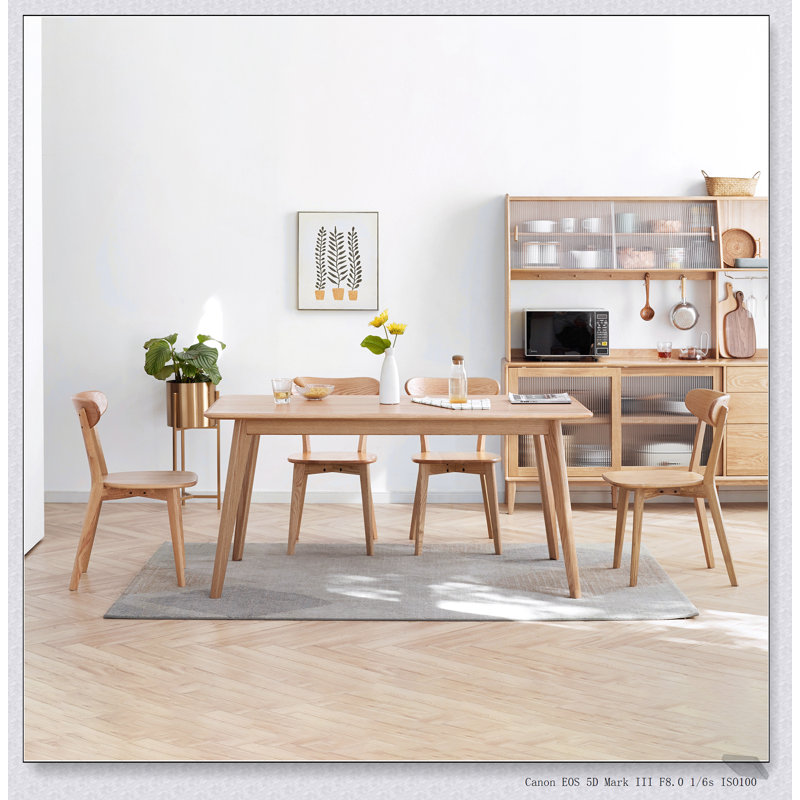 Chaise en bois de chêne massif avec finition naturelle et conception ergonomique pour une assise confortable