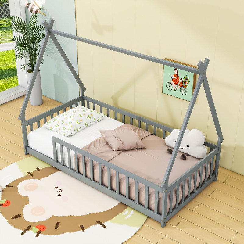 Lit simple en bois en forme de tente avec garde-corps, gris