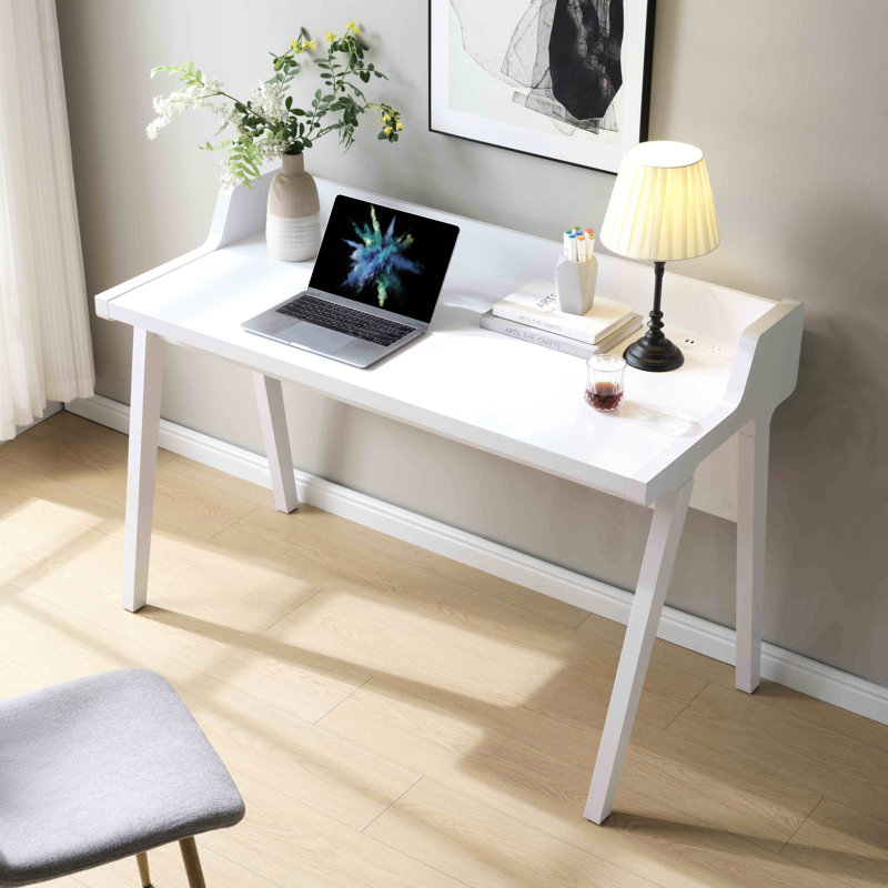 Bureau de travail moderne avec entrée de courant mise à la terre et pour prise de courant moderne