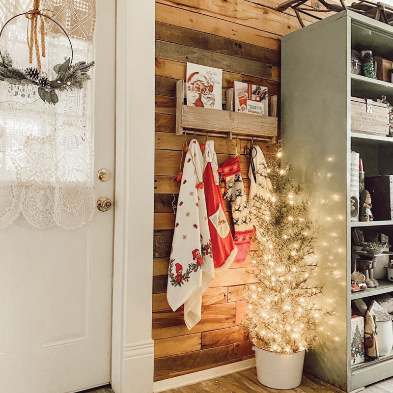 Remise en bois Sapin de Noël de ferme avec sac en toile de jute et lumières DEL blanc chaud