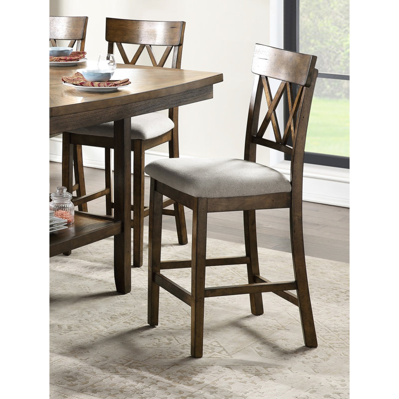 De 2 chaises en bois à hauteur de comptoir, finition chêne, dossier croisé double, assise coussinée texturée rembourrée grise