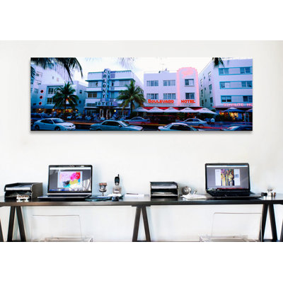 Le trafic panoramique sur la route à l’avant des hôtels, de l’océan, de miami, de la floride, reproduction de photo sur toile tendue