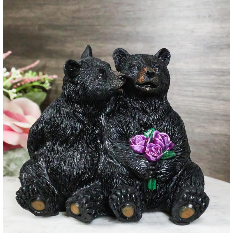 Figurine rustique, couple d'ours noir câlins avec bouquet de fleurs