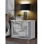 Table de chevet moderne ultrabrillante, riches accents chromés et design minimaliste élégant, chevet contemporain luxueux