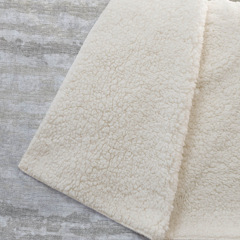 Jeté 50 po x 70 po en microfibre rayé ivoire et taupe