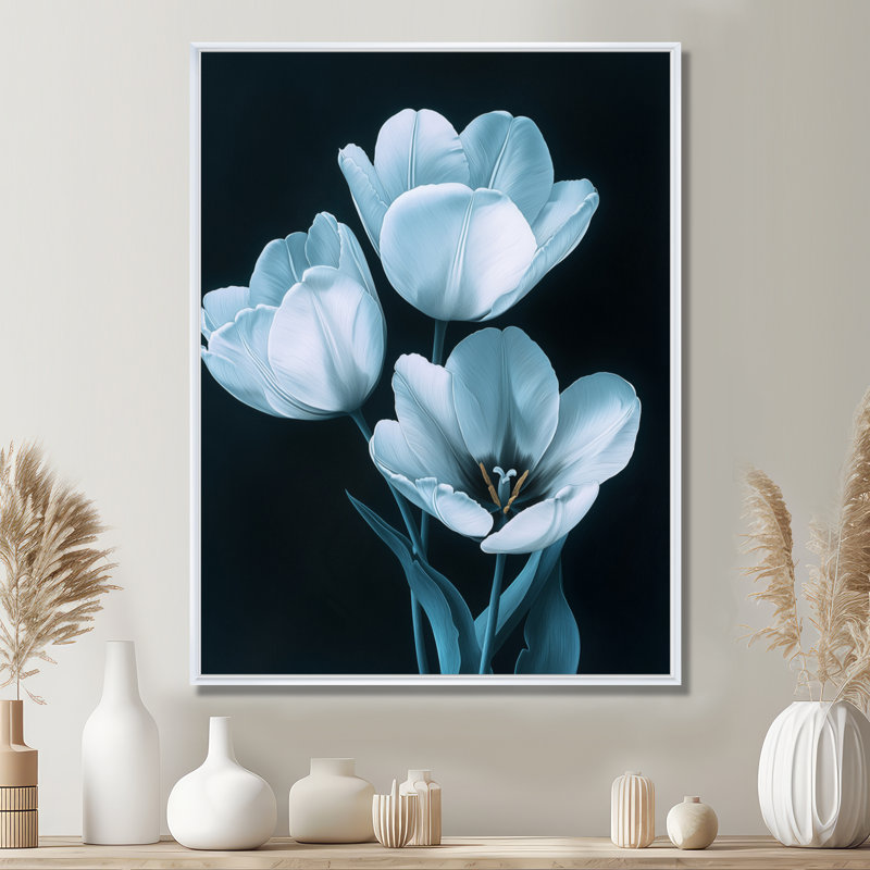 Tulipes bleues et blanches, H 40 po x l 30 po, Reproduction avec cadre flottant, Blanc