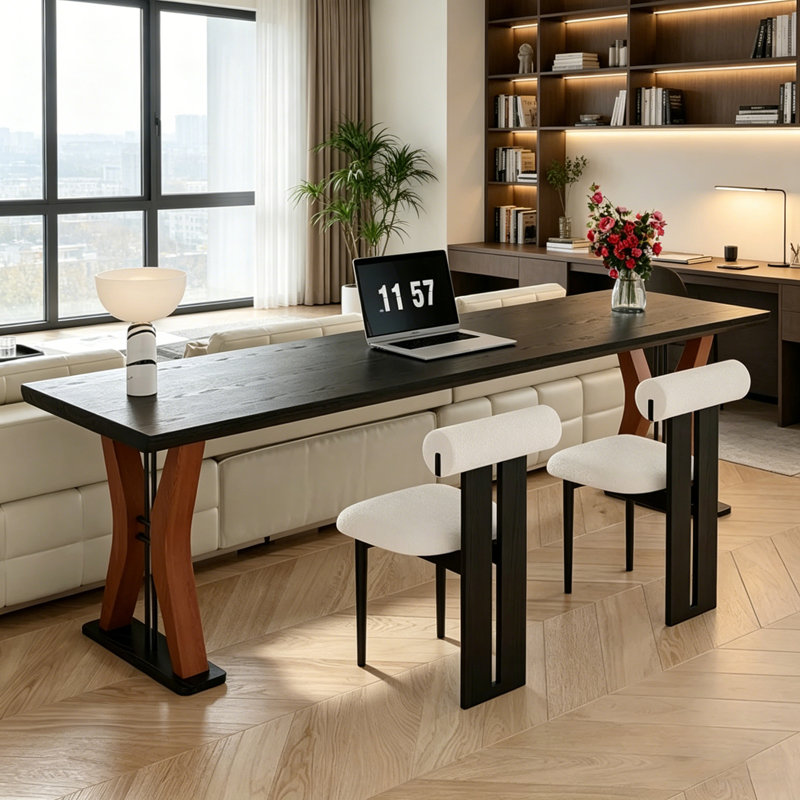 Long bureau d'ordinateur rectangulaire et chaises