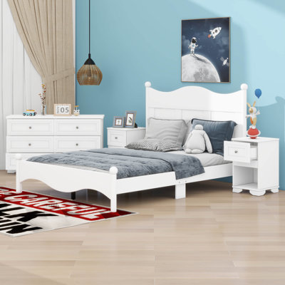 Ensemble de chambre pour grand lit 4 pièces Orrin, comprenant un lit plateforme rétro avec table de chevet et commode