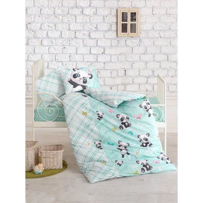 Ensemble de housse de courtepointe 100% coton Ranforce Baby, vert avec détails noirs et roses | Comprend une housse de couette 39,4 po x 59,1 po, un drap plat 47,2 po x 59,1 po et des taies d'oreiller 13,8 po x 17,7 po (2) | Lavable à la machine, impression élégante de pigments