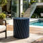 Table d'extérieur moderne bleu marine avec motif cannelé