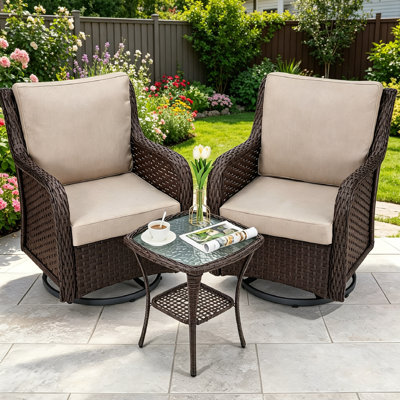 Ensemble de meubles de patio 3 pièces, chaises bistro d'extérieur pivotantes en osier et pivotantes avec coussins de 4 po d'épaisseur et table basse à 2 niveaux, idéales pour le porche, le balcon, la terrasse, le jardin et la piscine.