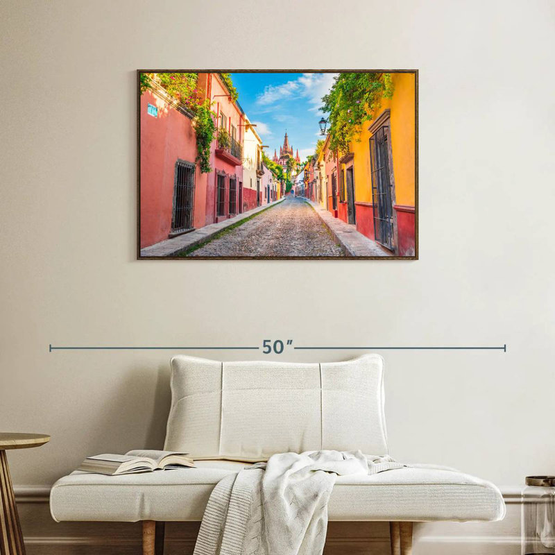 Pittoresque rue San Miguel, 37 po x 25 po, Cadre flottant noyer