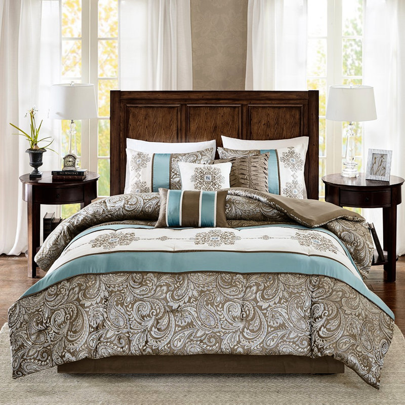 Édredon 7 pièces pour grand lit. Tissé en bleu, brun et motif cachemire séduisant. Livré avec des taies décoratives, des coussins décoratifs pour grand lit. Doux et attrayant