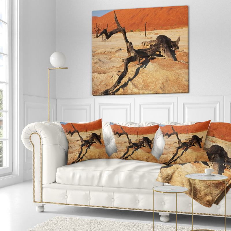 Arbre en décomposition dans la vallée morte - Coussin imprimé paysage, 18 po x 18 po, Coussin décoratif