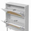 Armoire à chaussures blanche avec portes en rotin d'ingénierie, base en métal, poignées dorées et conception autoportante