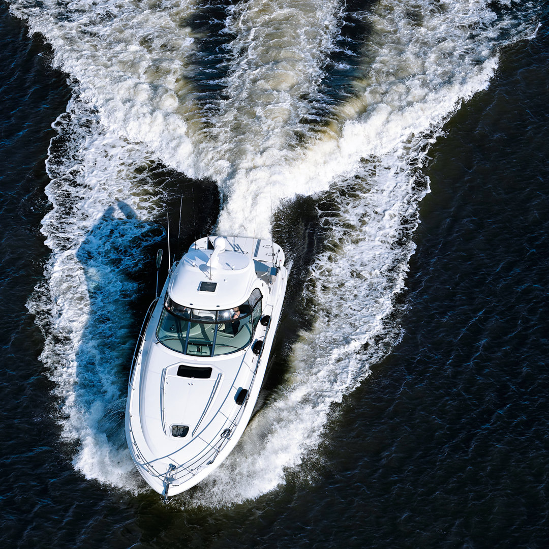 Luxuriöses Motorboot von Sharply_done - Druck auf Leinwand ohne Rahmen