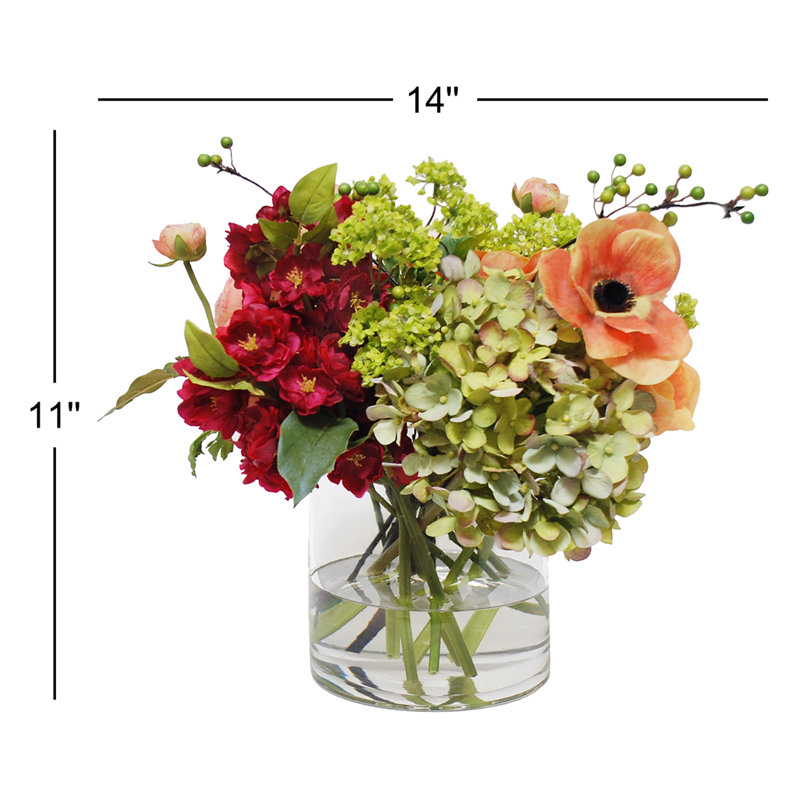 Mélange d'arrangement floral de renoncules et d'anémones dans un vase