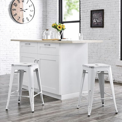 Tabourets de bar rétro en métal (sans dossier) (de 2), siège de 24 po, poids, quatre pieds avec embouts en caoutchouc, contreventement renforcé, aucun assemblage requis, couleur blanc industriel vieilli contemporain, empilable, solide