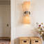 Applique murale en rotin tissé à la main à la main, luminaire boho chic 2 lumières avec finition laiton antique