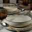 Service de table élégant 18 pièces, couleur cannelle, 100% porcelaine | Comprend 6 assiettes de service (10,6 x 10,6 x 1,0 po), 6 assiettes à dîner (7,9 x 7,9 x 2,0 po), 6 assiettes à dessert (7,5 x 7,5 x 1,0 po) | Va au lave-vaisselle et au micro-ondes, parfait pour recevoir