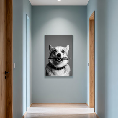 Animaux, chien tenant un stylo dans la bouche, portrait en noir et blanc