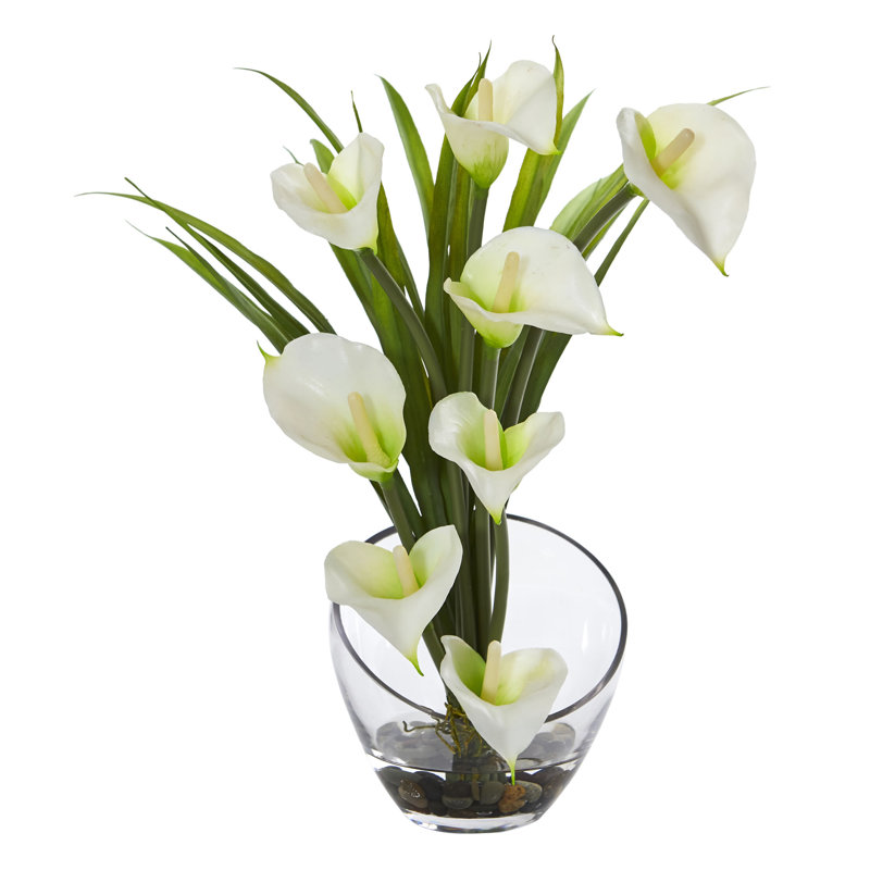 Arrangement floral de lys artificiels dans un vase, Crème